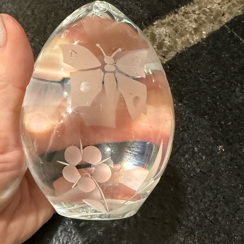 Shannon Ireland Etched Glass Crystal Egg Paperweight - Picture 5 of 9